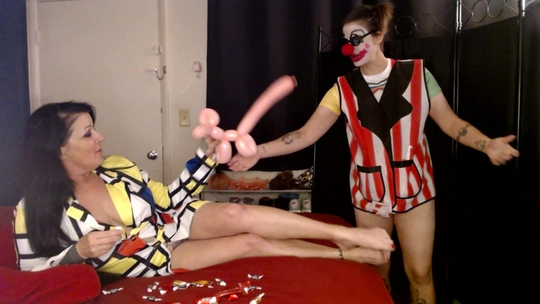 Abby Anna: Pagliaccio lesbico con strapon cosplay palloncini tette che rimbalzano orgasmo