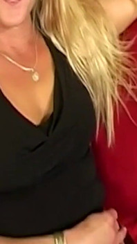 Pesta ngentot hot di sofa bareng cewek sange rambut pirang