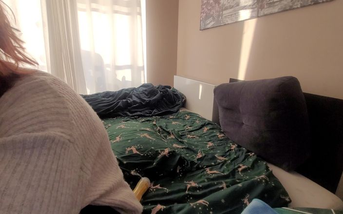 LuTosT: 헐렁한 스웨터를 입고 의붓오빠에게 정액을 발사할 때까지 끈으로 고정한 의붓여동생