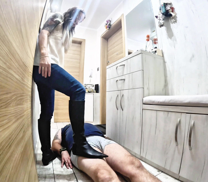 Mistressyammyboots: Il suo volto sotto lo stivale - piacere senza pietà