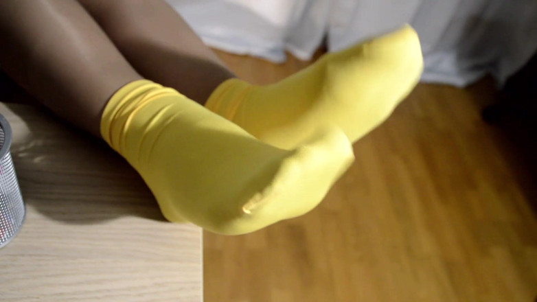 Mistress Legs: Yummy yellow socks