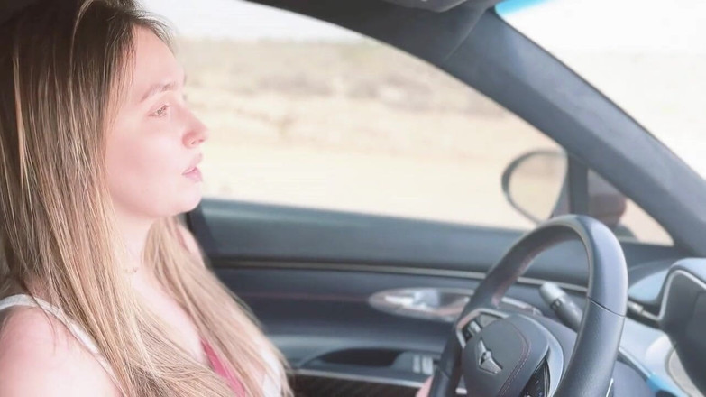 Alina Rai: Tôi đang lái xe với mẹ kế của tôi, cô ấy đang thổi...