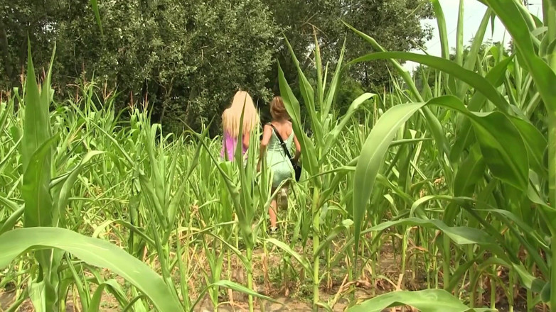 Erotic Planet X: Lesbian panas di bawah sinar matahari - awek Jerman seksi menjilat &amp;...