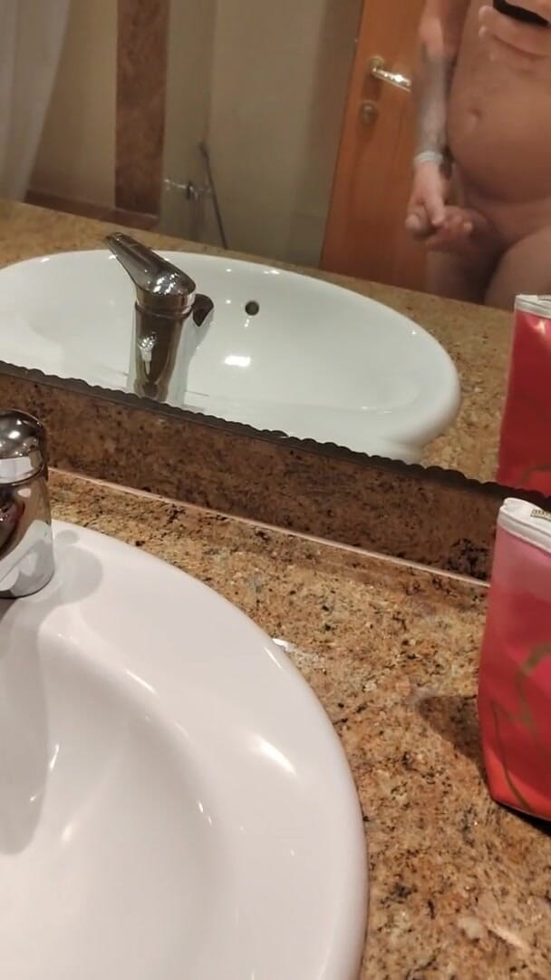 Emma_Alex: Nonton video gadis tetanggaku. Mereka mergokin aku lagi ngocok kontolku...