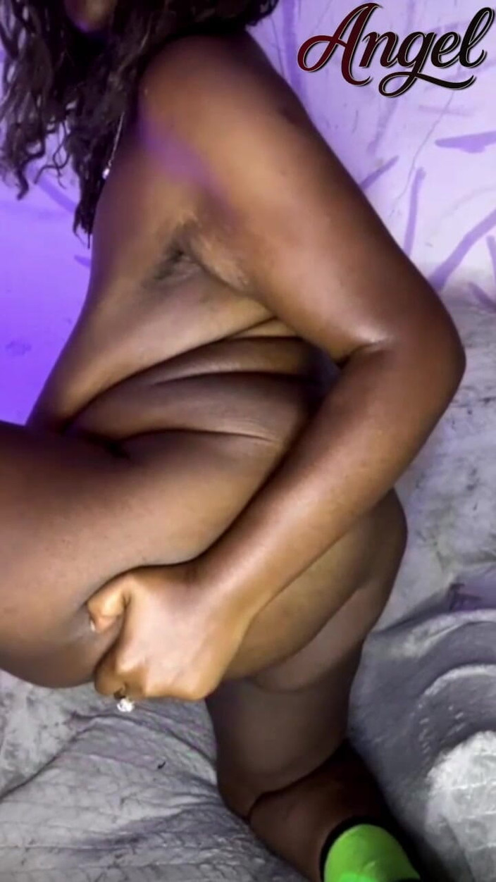 Angel Big B: Aku suka menunjukkan pantatku dan masturbasi padamu, sayang
