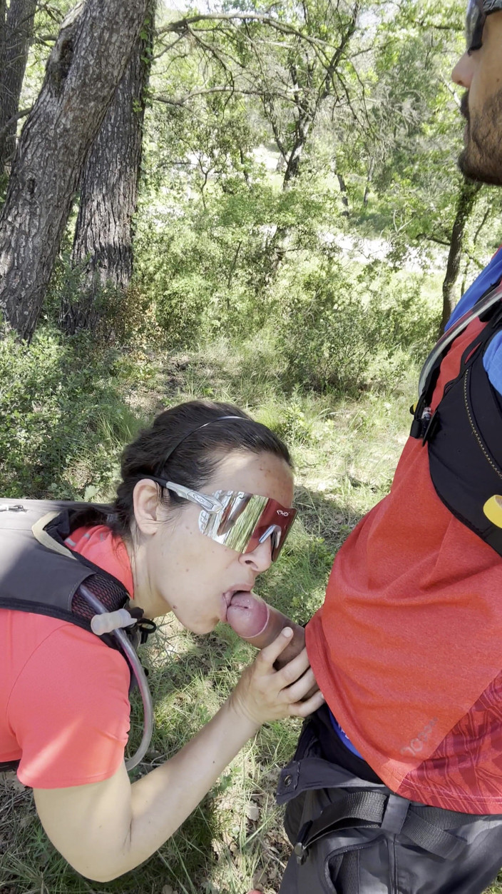 Dazzlingfacegirl: Blowjob While Hiking