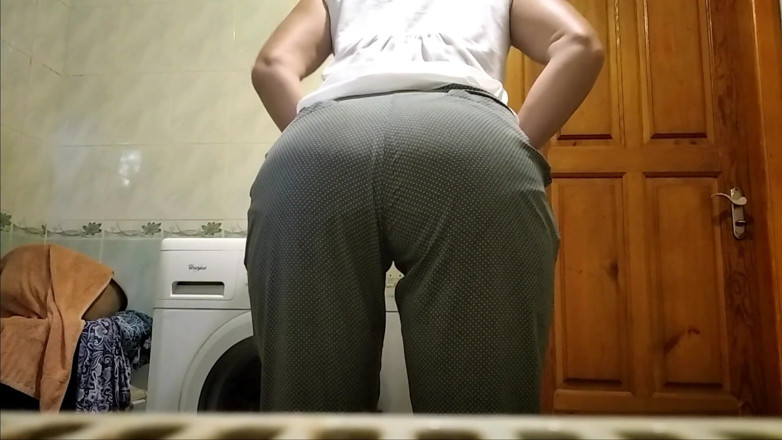 Sweet beauty: Mooie vrouw pist op het toilet