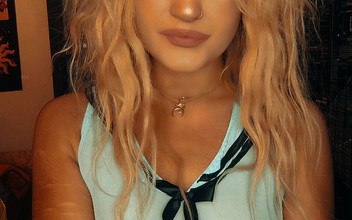 Moondrugz: Si jalang blonde menari