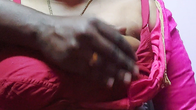 Desi Mohini: Mertua tiri India yang cantik menelepon pacarnya di rumah