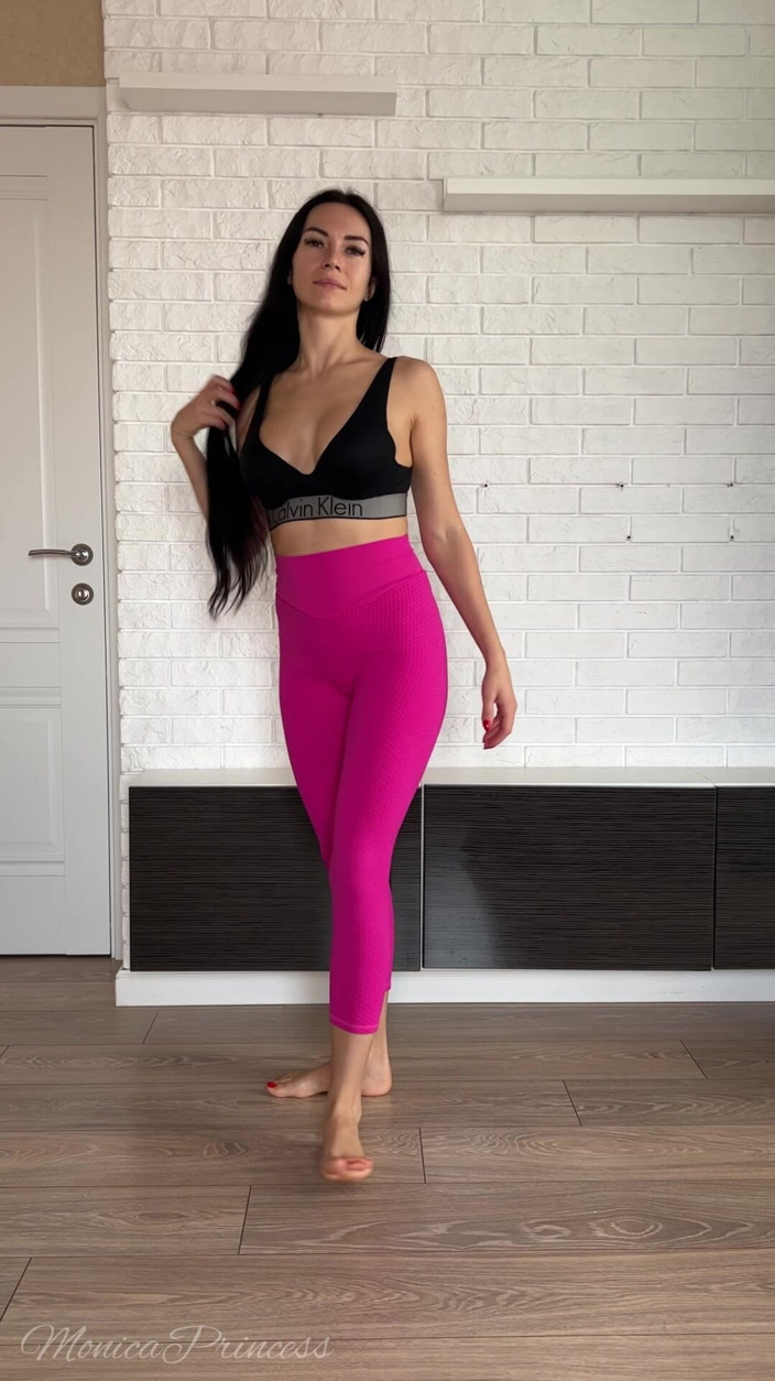 Princess Monica: Ganti legging &amp; bugil
