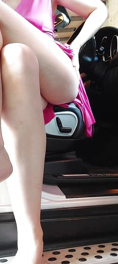 Flor_latina: Dívka masturbuje svou kundičku v autě se svými sexuálními hračkami