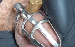 SklaveJeff: Můj penis v kleci. Ztratil jsem klíč. Pouze 9 palcový dildo...