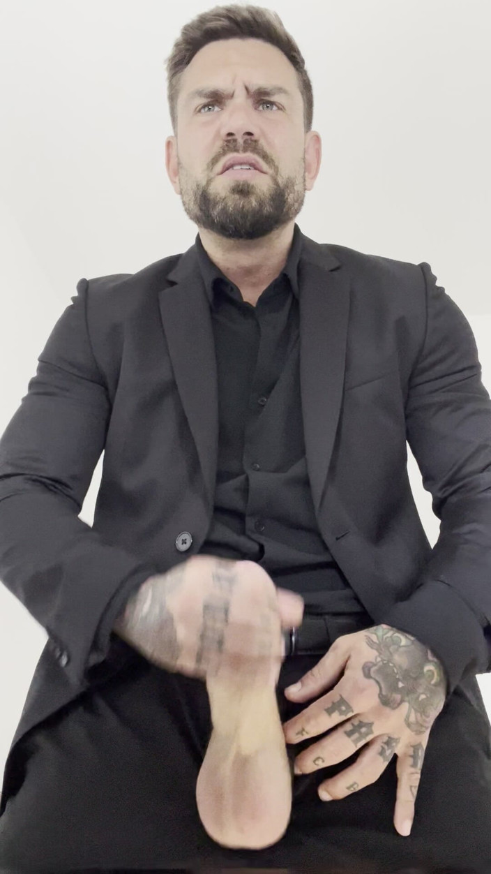 Juan Lucho Gay: Beau Gosse Se Fait Tatouer En Costume