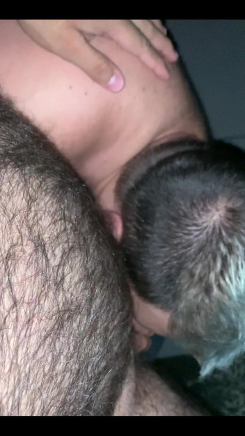 Ksanchez1203: 彼が友達に与えるなんておいしいフェラチオ。