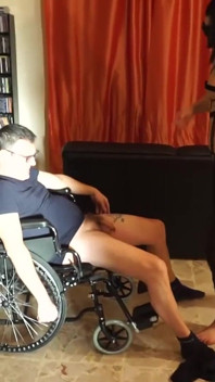 Chicas Dominantes Se Burlan De Un Hombre Obligado En Un Trío BDSM En Silla De Ruedas
