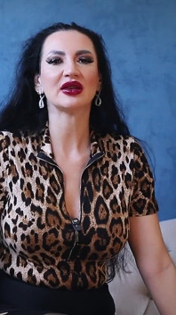 La regina della malvagia magia degli occhi ipnotizzanti