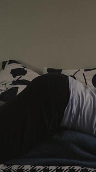 晨间例行公事。爸爸脱衣服和贪婪的枕头呻吟大声想象你的紧致小穴