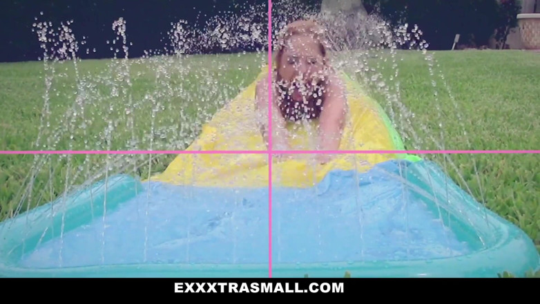 Exxxtra Small: Drobná sibiřská kočička bušila obrovským ptákem