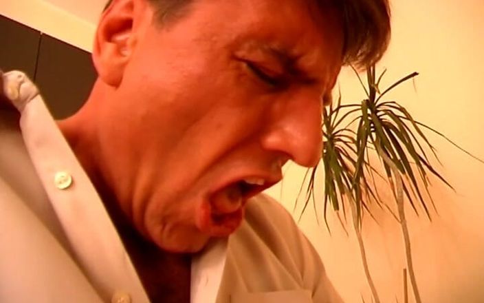 Male Dom - Spanking - BDSM: Secretária loira gostosa é fodida com força no escritório