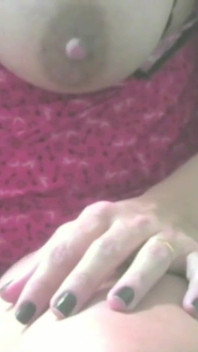 Возбужденная зрелая женщина мастурбирует перед вебкамерой