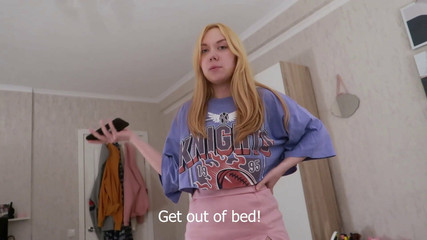 Estie Kay: Adik tiriku mergokin aku lagi coli di balik celana dalamnya...