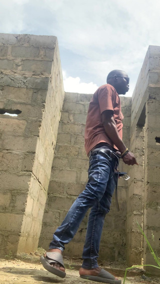 Dickass3x: Uno veloce in un edificio incompletabile sotto il sole