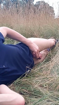 Jon Arteen se hladí svými velmi krátkými šortkami, Twink si strčí kolík do zadku