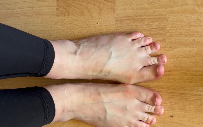 Feet: Calcetines blancos
