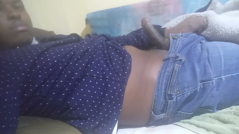 Sexyjayla254: Niegrzeczny chłopak głaska swojego penisa, aż spuści się w łóżku