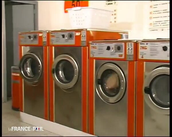Rue Chaude: Güzel edepsiz sarışın sarışın kız çamaşırhanede sikiliyor!