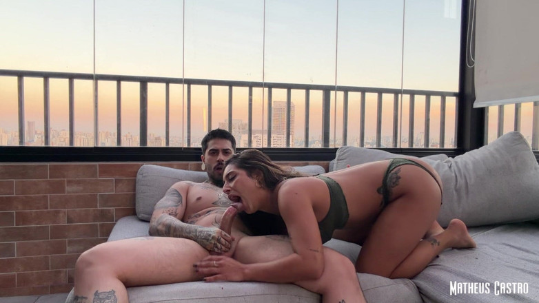 Matheus Castro: L'argentino birichino si stava mettendo in mostra sul balcone dell'edificio