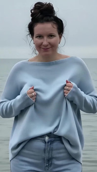Złapałem moje duże cycki i bawiłem się z nimi w wielu swetrach dla mojego współlokatora lesbijek 63f chciałem nożycowego lizać i 69 jej