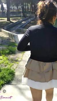 Público Mini Saia Sem Calcinha Com Plug Anal