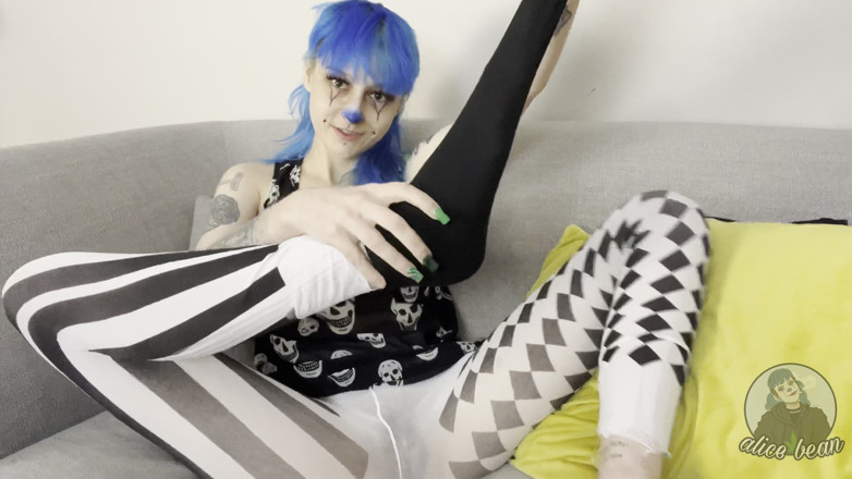 Alice Bean: Cewek sange ini lagi asik nyepong sampai orgasme berujung