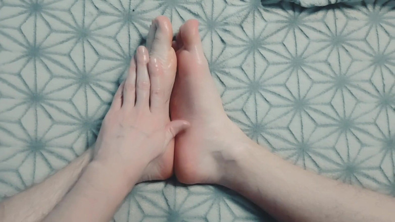 Pasha: Tipul îi masează ușor picioarele cu ulei
