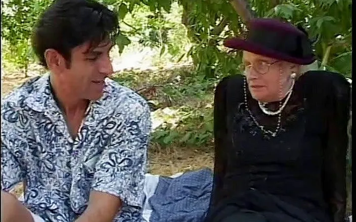 Meet my Pussy: Sex-crazed granny gets slammed from behind outdoors