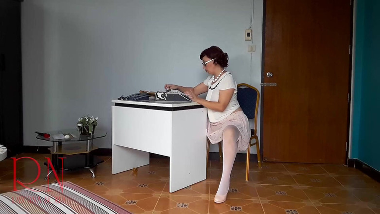 Regina Noir: Sekretarz. sexretary. Bez majtek milf w biurze. Nagie biuro. Naga...