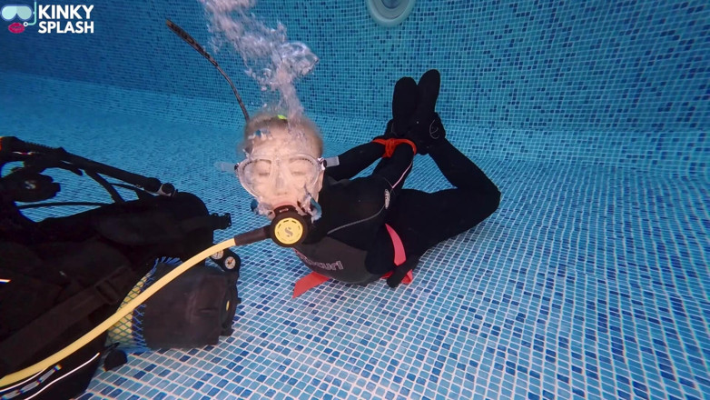 UKCuteGirl Lucy Lauren: Wykręcony i bez tchu: Podwodny scuba złośliwiec