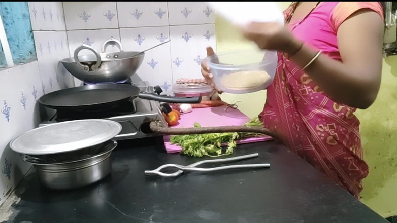 Mumbai Ashu: Desi Schwägerin kochte essen in der Küche, als ihr Schwager...