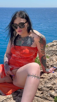 Cewek bertato ini lagi asik muasin memeknya sendirian di pantai - lalu dientot sama orang asing di hotel