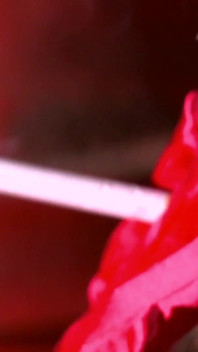 Une belle black masquée reçoit une dose chaude dans la bouche