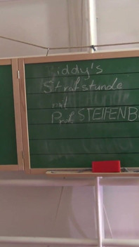 Un prof de maths sadique et un professeur cruel punissent des étudiantes !