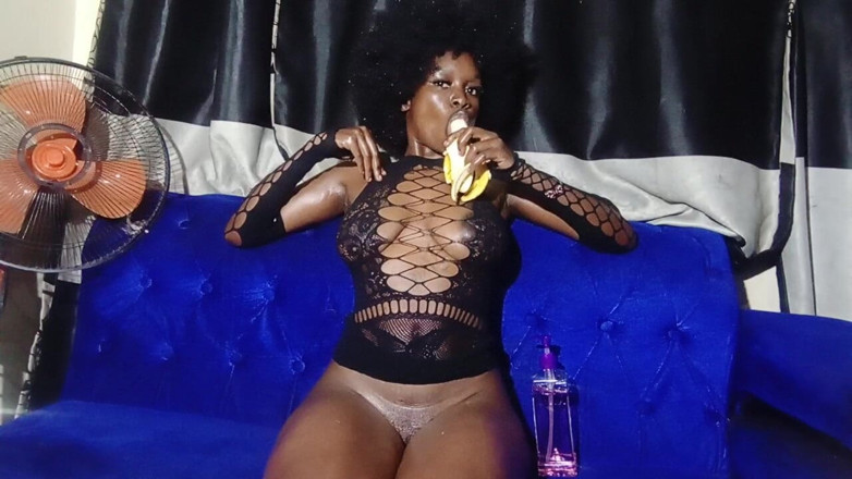 Ebonyschat: Alexa - Banana Suck e auto-prazer, vamos ficar com tesão