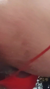 Můj zadek se otevírá a dilatuje perfektně zblízka.