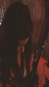Ragazze fetish scena 1_busty mora latina in lattice scopa il suo amico legato in una grotta bDSM