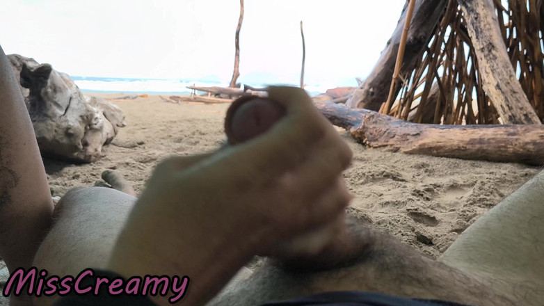 Miss Creamy: Misscreamy öğretmen yağmurda çatı altında yarağımı elle muamele ediyor!