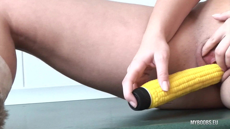 My Boobs: Büyük memeli bebek büyük mısırla mastürbasyon yapıyor