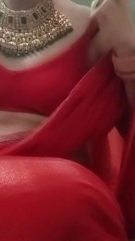 Il travestito gay indiano gaurisissy spreca e gioca con le sue grandi tette