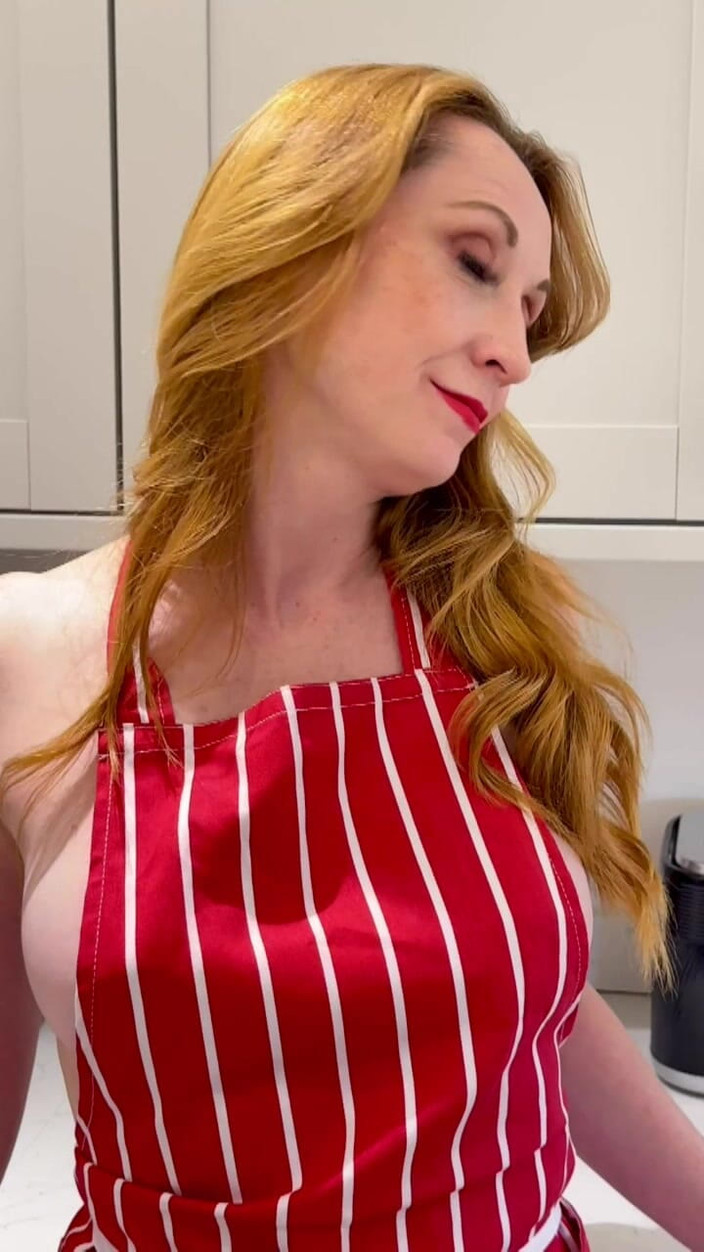 Lily kink: Máy bay bà già nhà bếp tự phục vụ mình...