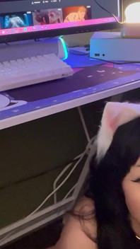 Gadis gamer lagi asik nyepong kontol di bawah meja